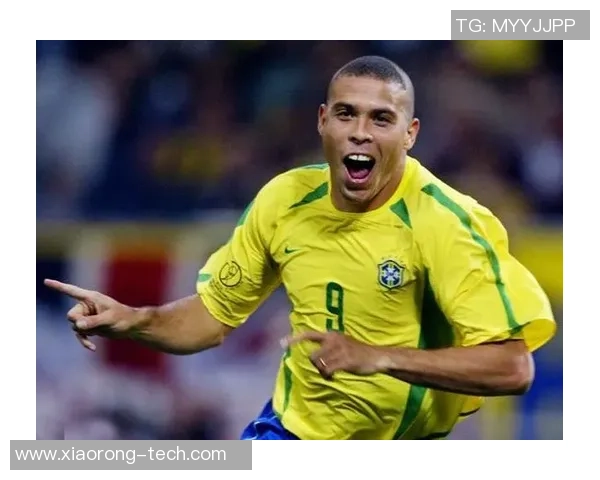 聚焦足球球星本子成长历程与辉煌赛场瞬间全景解读